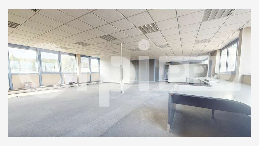 A louer local activité 1045m² Civrieux-d'Azergues