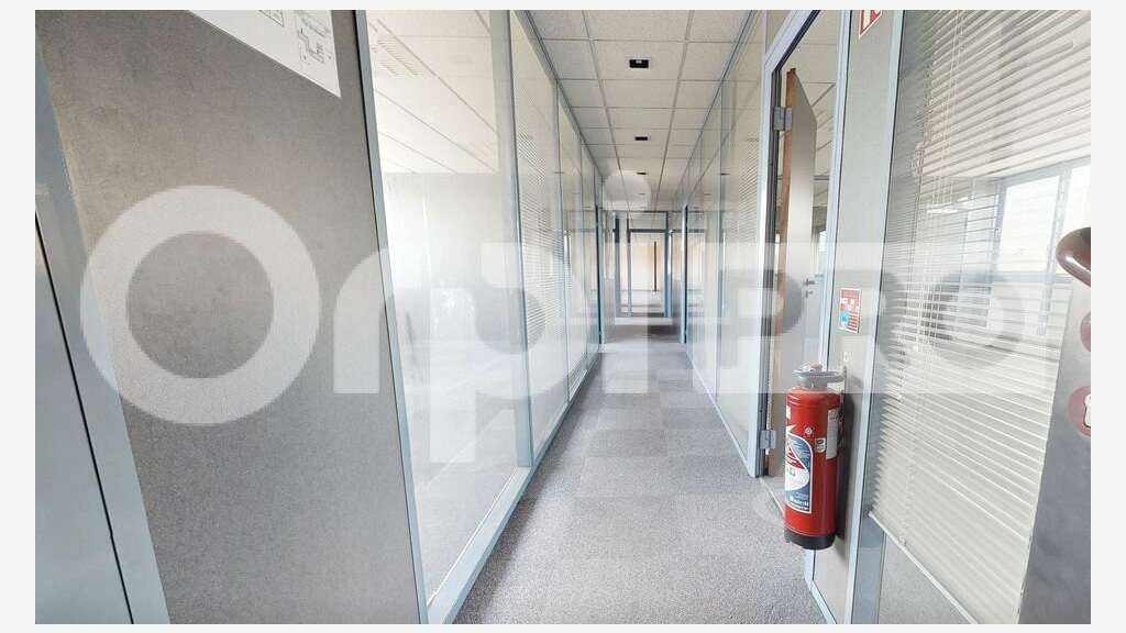 A louer local activité 1045m² Civrieux-d'Azergues