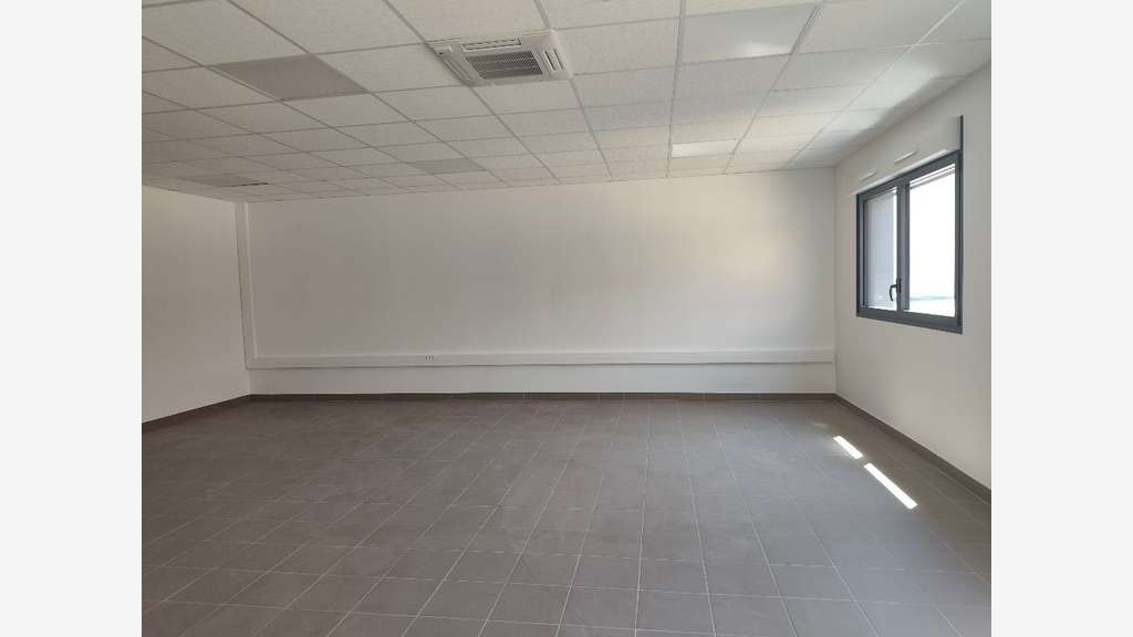 Locaux neufs 1553m² à louer à Clermont-Ferrand