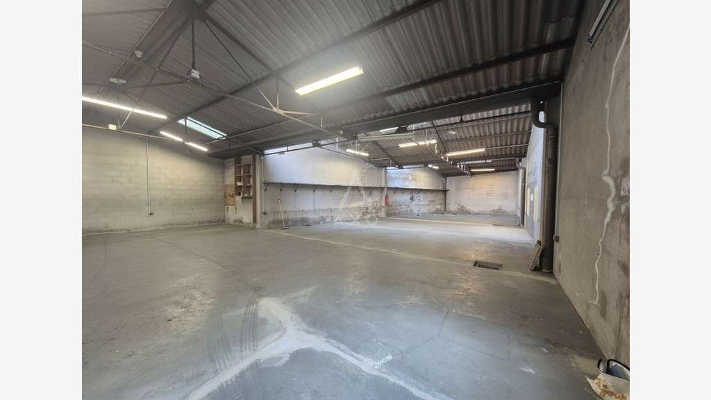 Je vous propose à la location un entrepôt de 236 m