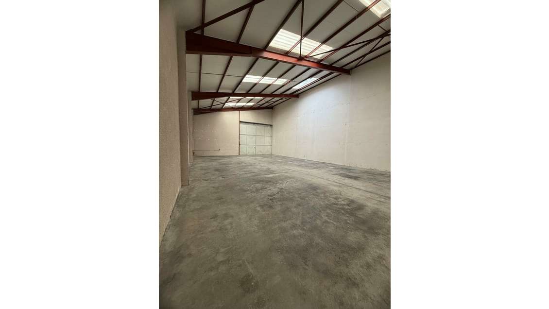 Entrepôt de stockage 216m² à louer à Codognan