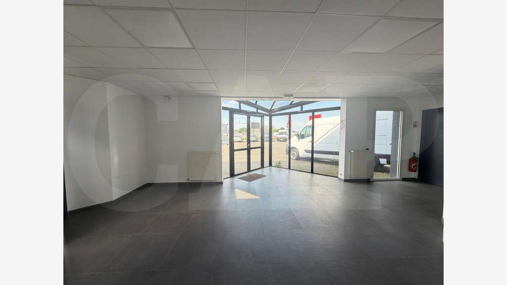 A louer local d'activité bureaux 880m² à Coëtmieux