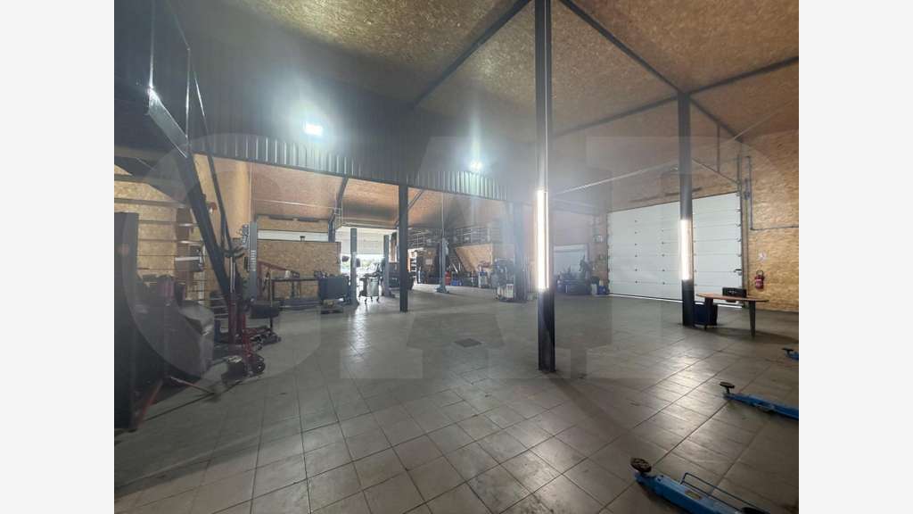 A louer local d'activité bureaux 880m² à Coëtmieux