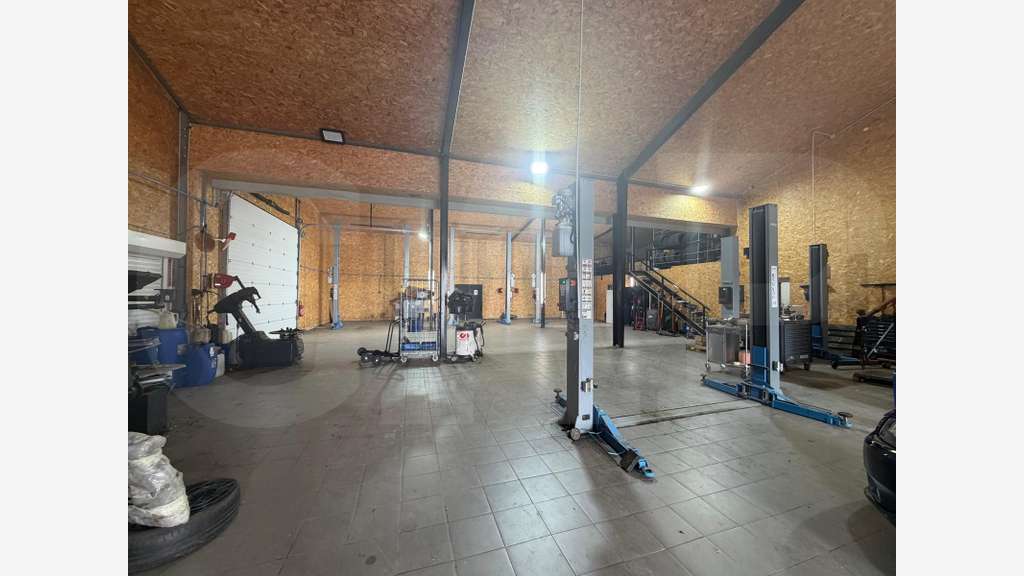 A louer local d'activité bureaux 880m² à Coëtmieux