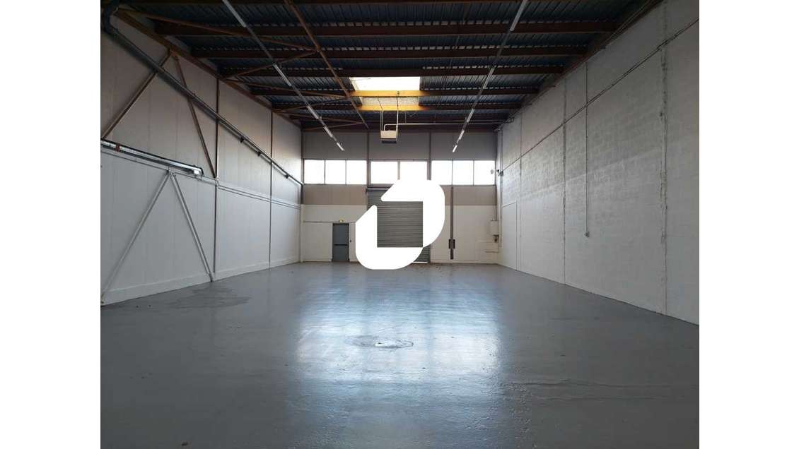 A louer local d'activité 430m² en zi à Coignières