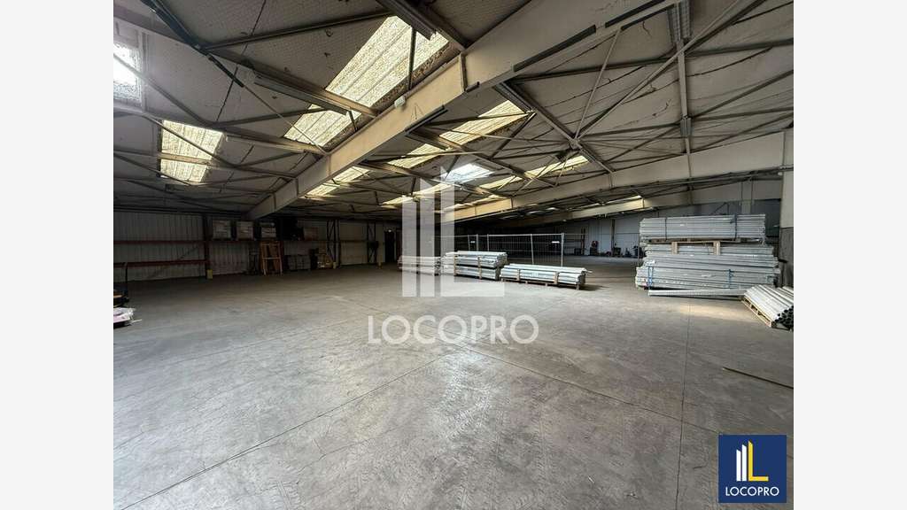 A louer entrepôt 1000m² à Colomars