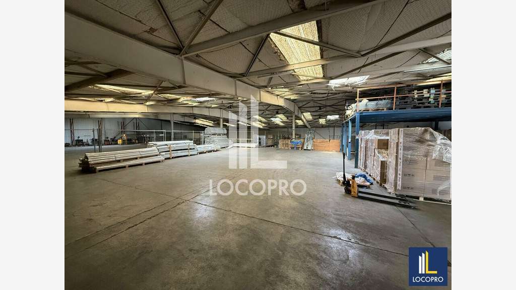 A louer entrepôt 1000m² à Colomars