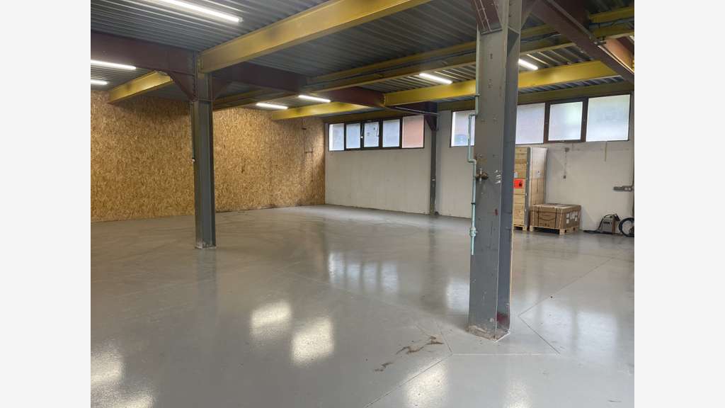A louer entrepôt 600m² proche autoroute St Blaise