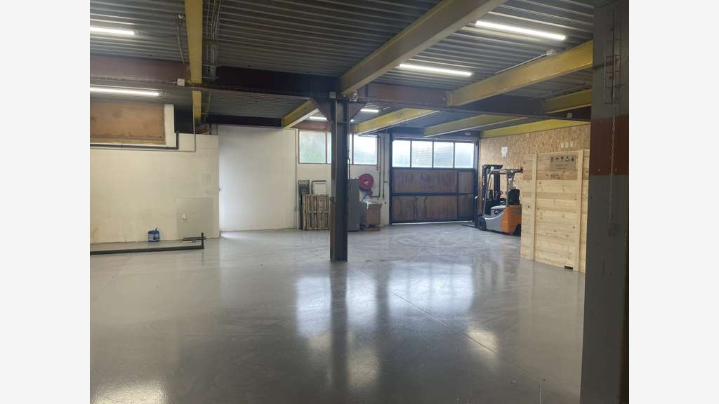 A louer entrepôt 600m² proche autoroute St Blaise