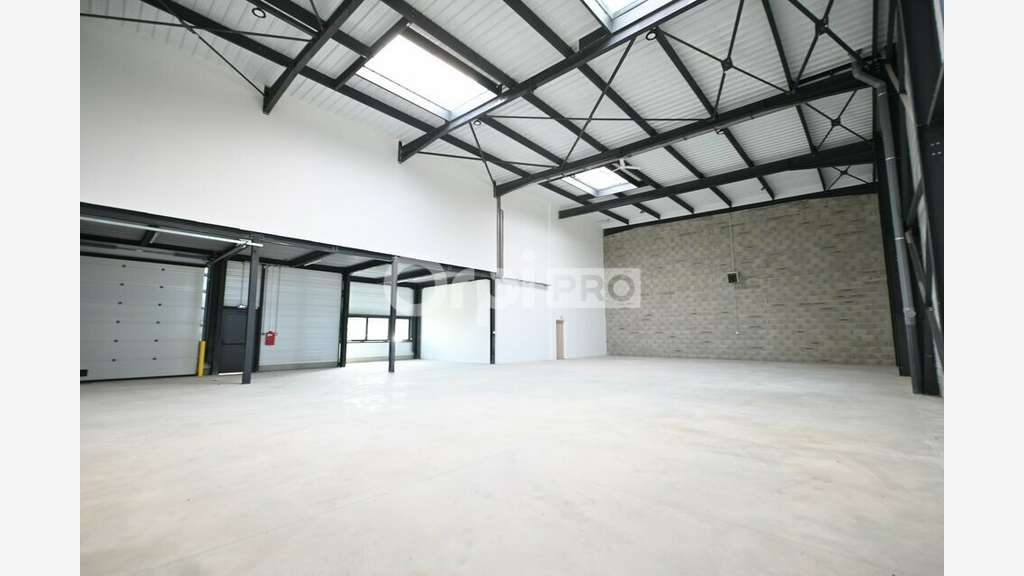 Local activité 3328m² à louer à Colombier-Saugnieu