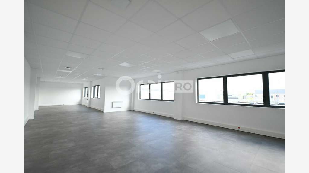 Local activité 3328m² à louer à Colombier-Saugnieu