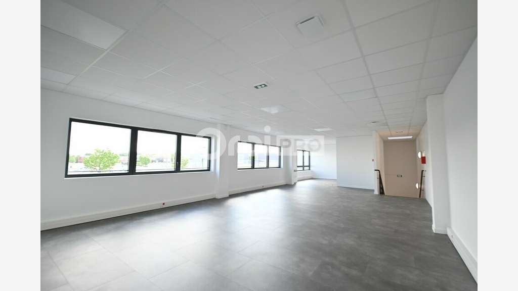 Local activité 3328m² à louer à Colombier-Saugnieu
