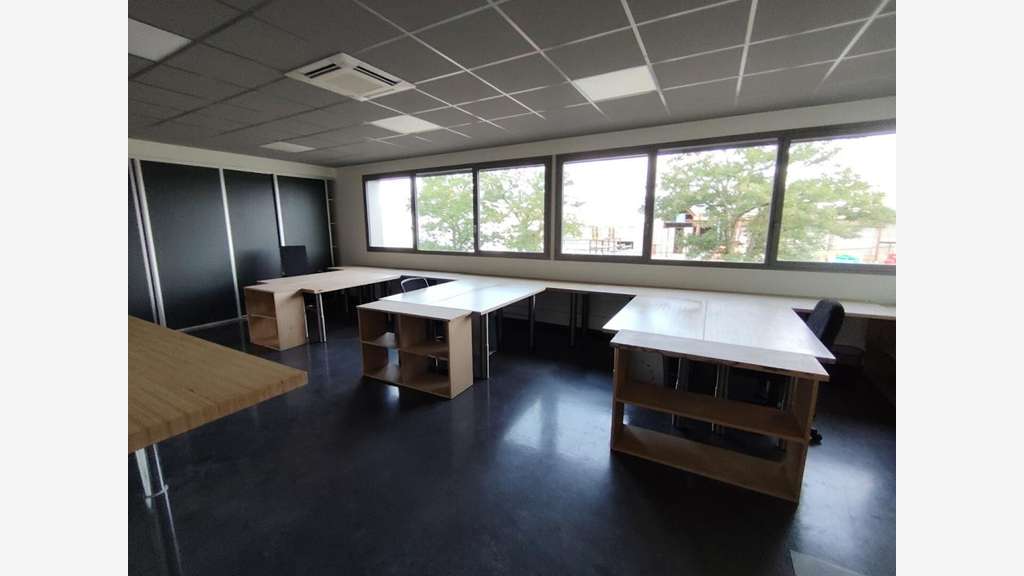 A louer local 410m² avec bureaux ZI En Jacca 