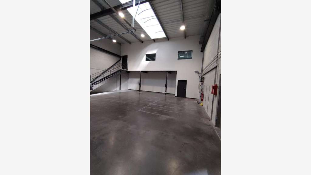 A louer local 410m² avec bureaux ZI En Jacca 
