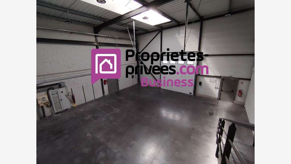 A louer local 410m² avec bureaux ZI En Jacca 