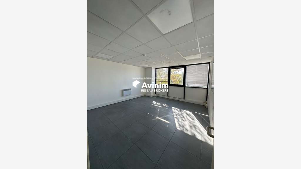 A louer local d'activité de 1 835m² Combs-la-Ville