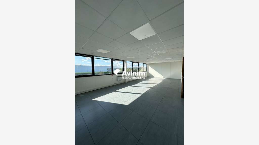 A louer local d'activité de 1 835m² Combs-la-Ville
