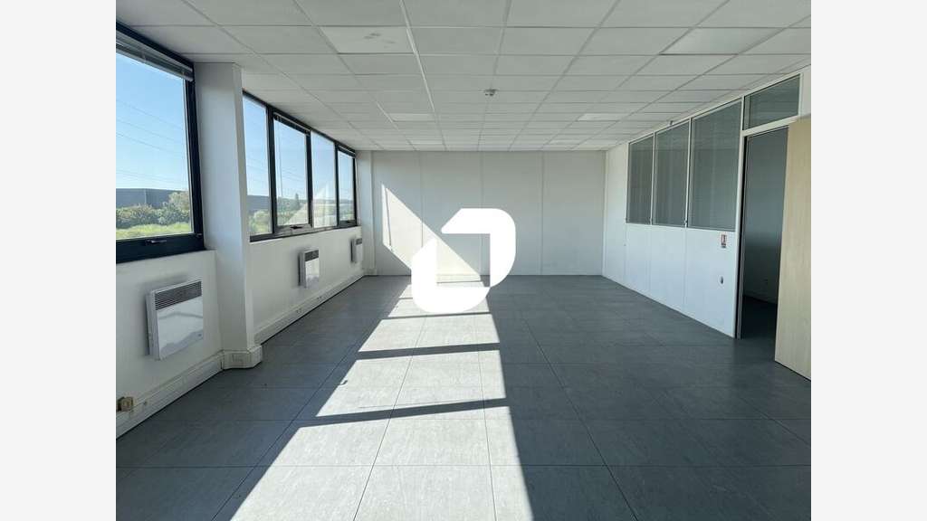 A louer Local d'activité 1835m² Combs la ville