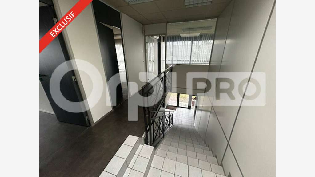 Local professionnel 225m² à louer à Compiègne