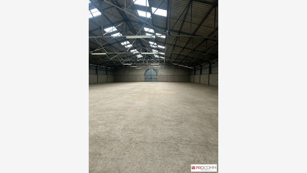 Entrepôt 915m² et terrain 5000m² à louer à Connaux