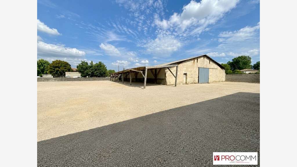 Entrepôt 915m² et terrain 5000m² à louer à Connaux