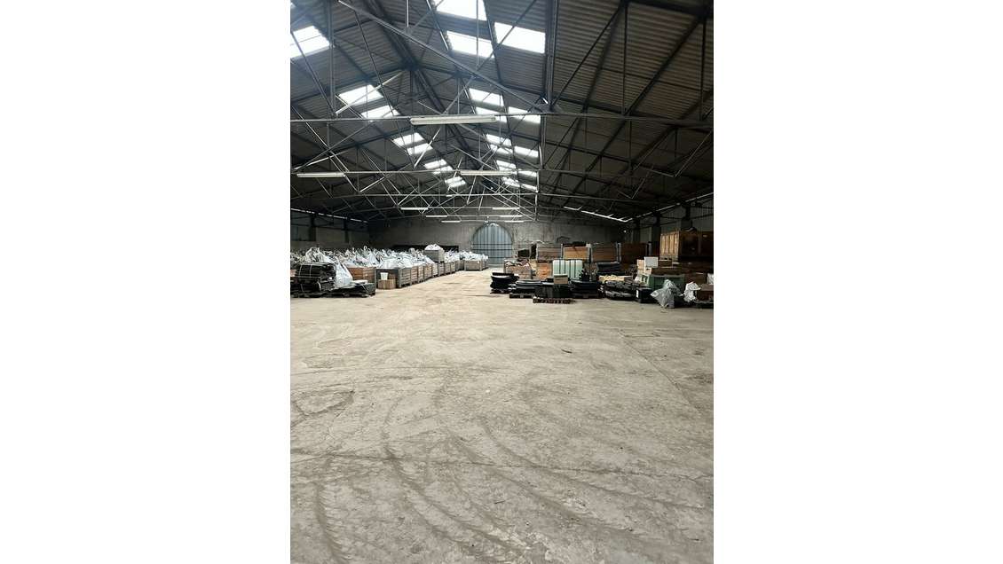 Entrepôt 915m² et terrain 5000m² à louer à Connaux