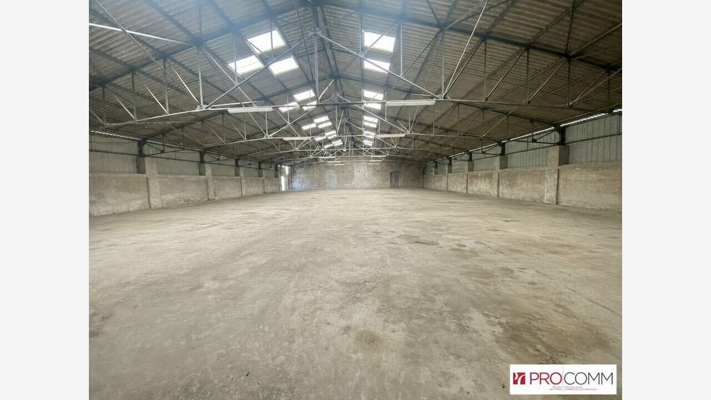 Entrepôt 915m² et terrain 5000m² à louer à Connaux