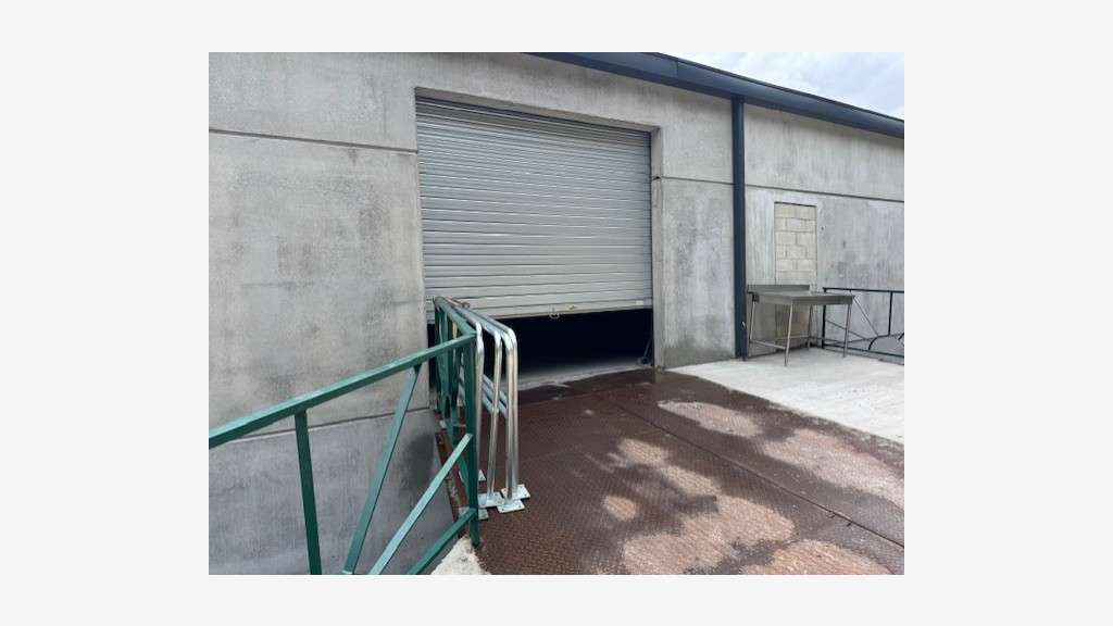 A louer entrepôt 1000m² accès poids lourds Contes