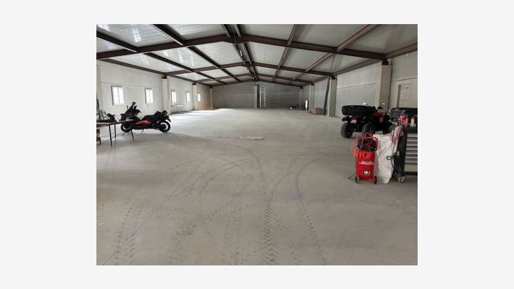 A louer entrepôt 1000m² accès poids lourds Contes