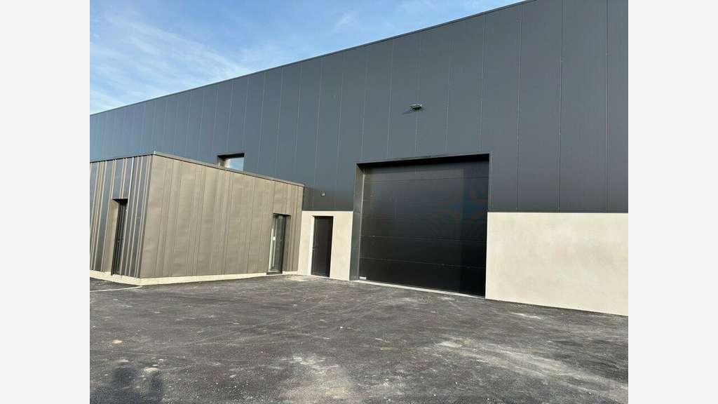 Local d'activités 570m² à louer à Coquelles (62)