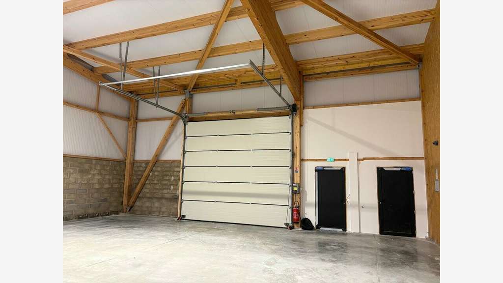 Local d'activités 570m² à louer à Coquelles (62)