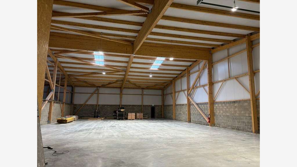 Local d'activités 570m² à louer à Coquelles (62)