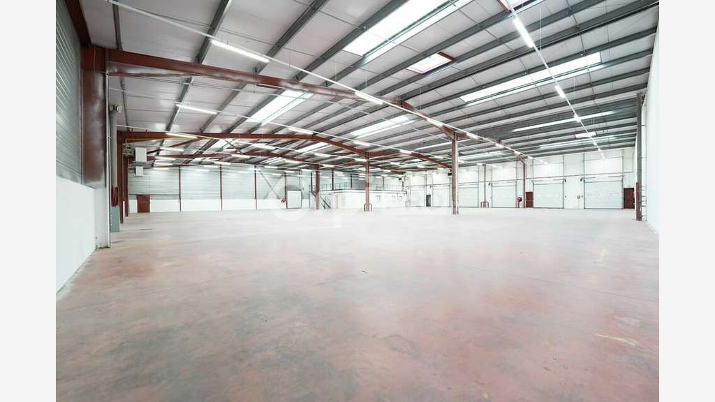 Entrepôt rénové 1247m² avec quais à louer à Corbas