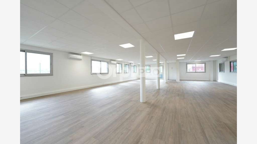 Entrepôt rénové 1247m² avec quais à louer à Corbas