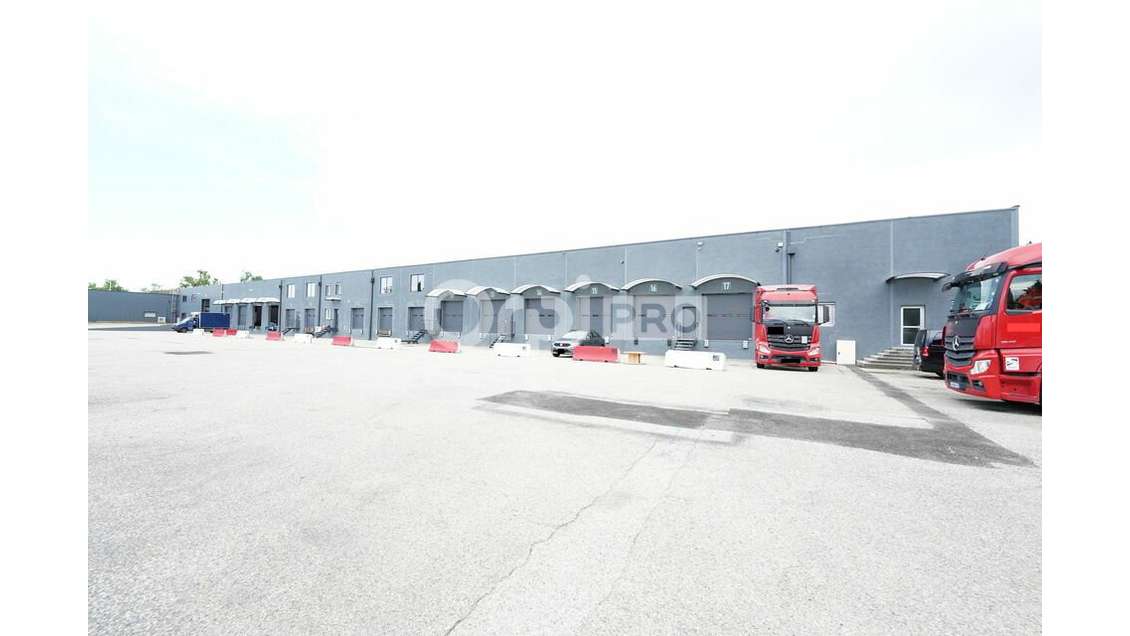 Entrepôt rénové 1247m² avec quais à louer à Corbas
