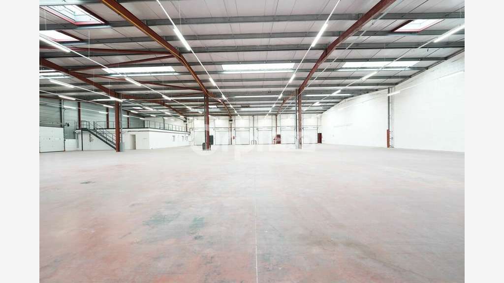 Entrepôt rénové 1247m² avec quais à louer à Corbas