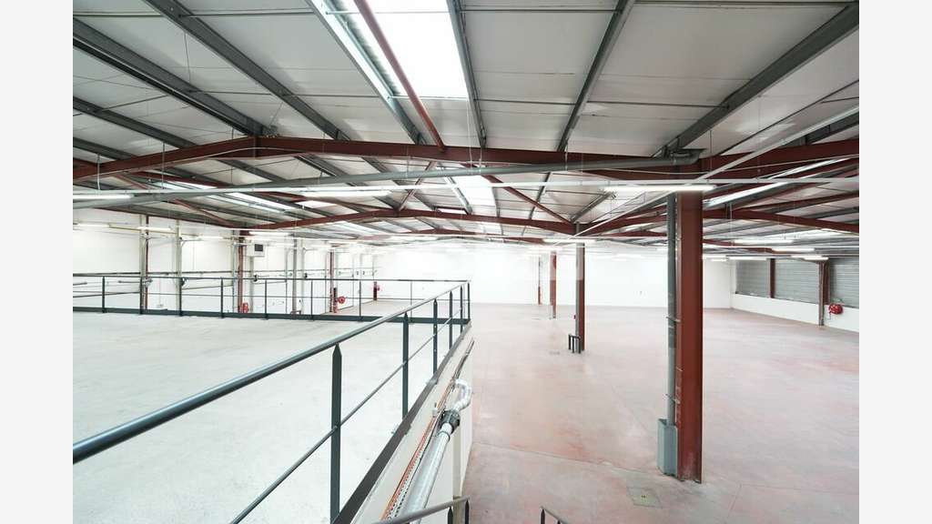 Entrepôt rénové 1247m² avec quais à louer à Corbas