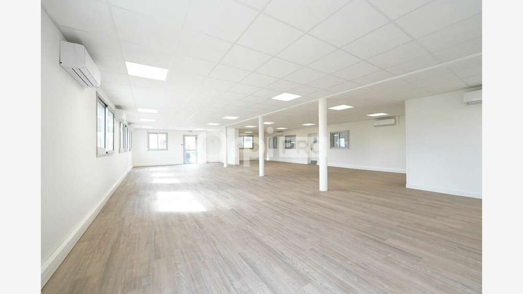 Entrepôt rénové 1247m² avec quais à louer à Corbas