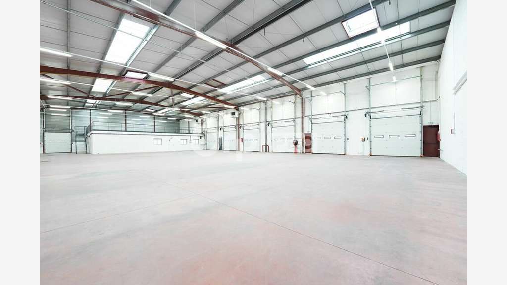 Entrepôt rénové 1247m² avec quais à louer à Corbas