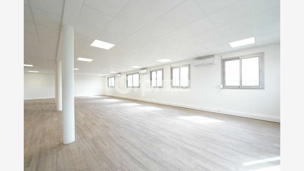Entrepôt rénové 1247m² avec quais à louer à Corbas