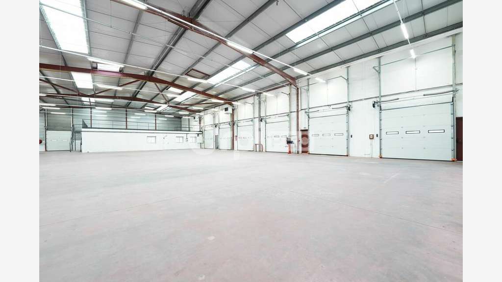 Entrepôt rénové 1247m² avec quais à louer à Corbas