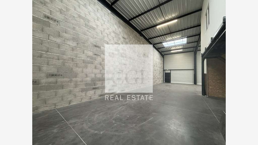 Local d'activité 329m² à louer à Corbas