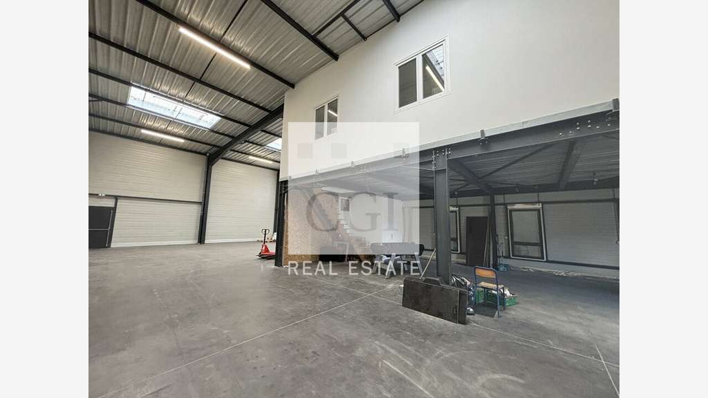 Local d'activité 329m² à louer à Corbas