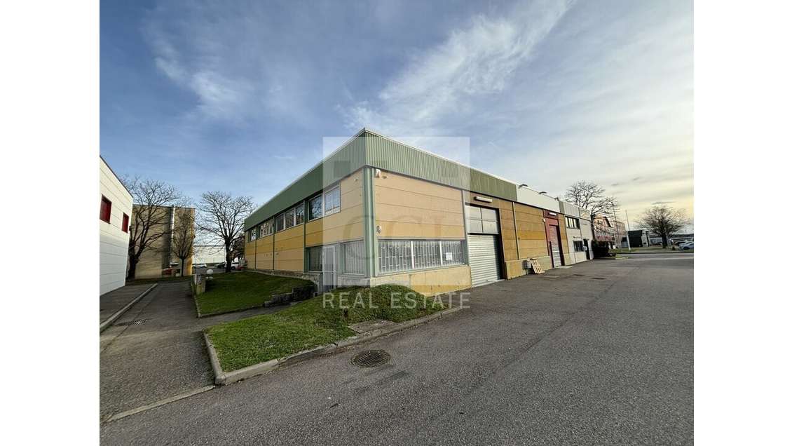A louer local d'activités et bureaux 200m² Corbas