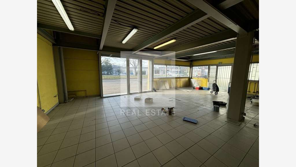 A louer local d'activités et bureaux 200m² Corbas