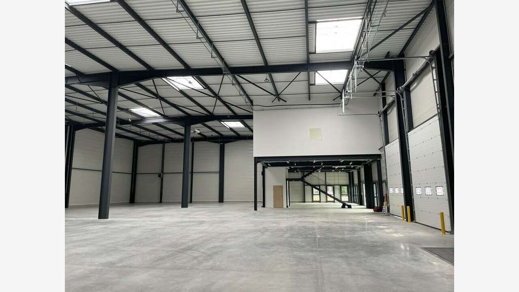 A louer locaux d'activités bureaux 1298m² à Corbas