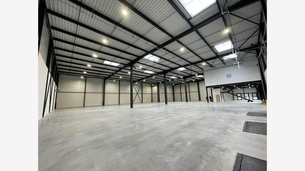 A louer locaux d'activités bureaux 1298m² à Corbas