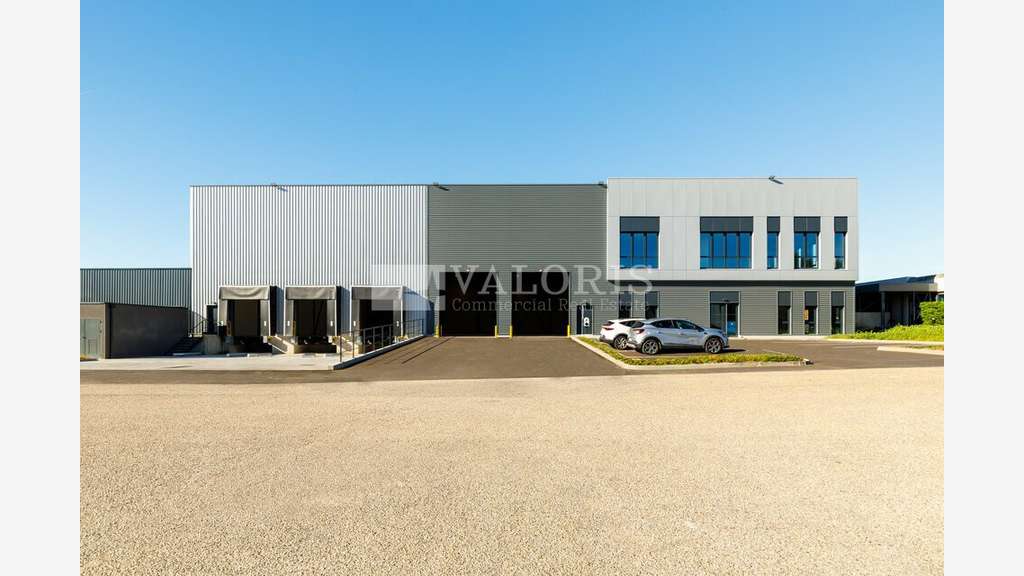 Locaux d'activités rénovés à louer à Corbas