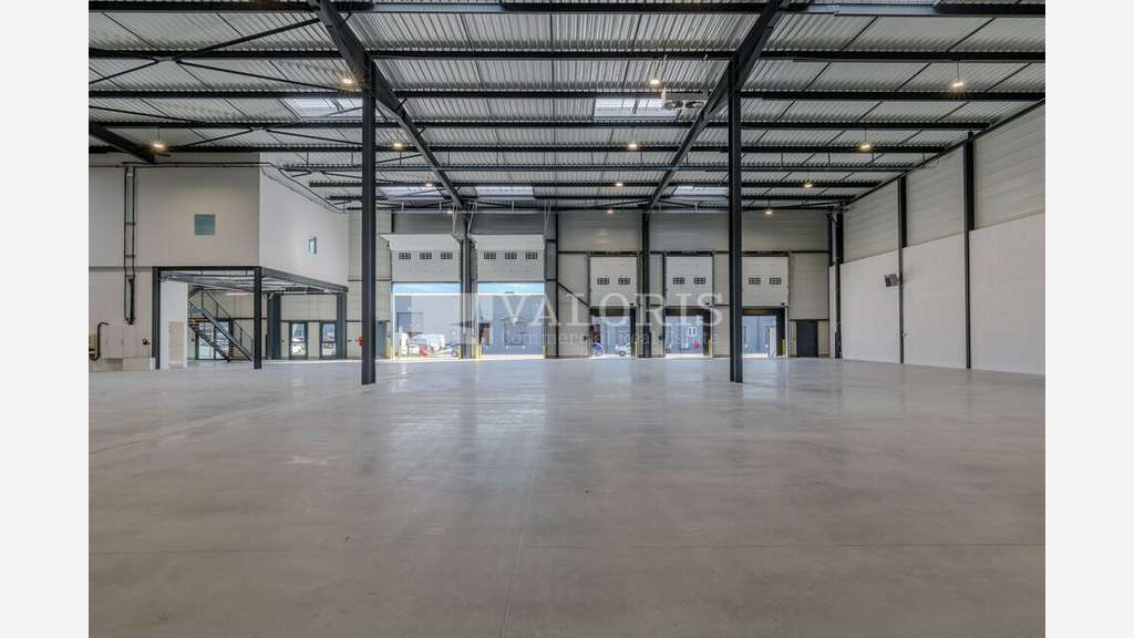 Locaux d'activités rénovés à louer à Corbas