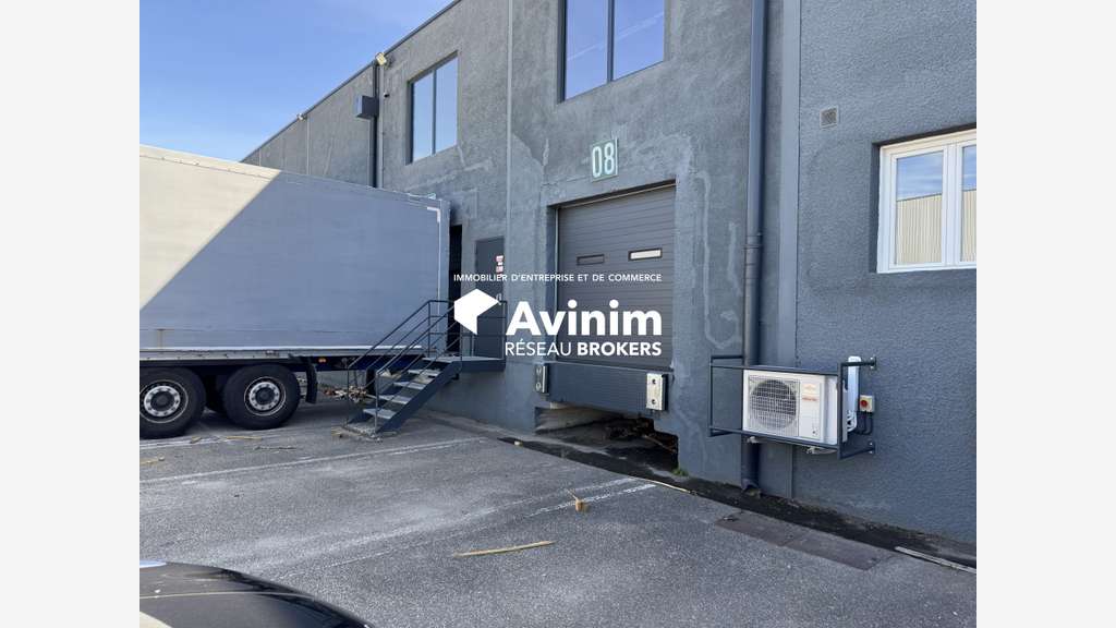 Loue entrepôt rénové logistique 1295m² à Corbas